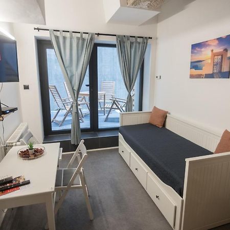 Peaceful Basement Apartment With Terrace & Free Gym ブダペスト エクステリア 写真