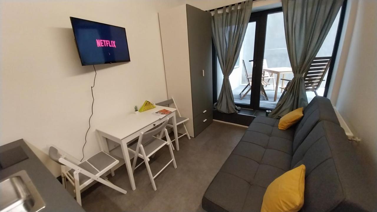 Peaceful Basement Apartment With Terrace & Free Gym ブダペスト エクステリア 写真