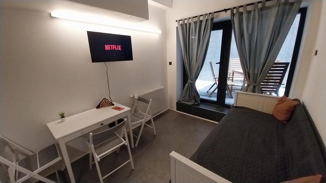 Peaceful Basement Apartment With Terrace & Free Gym ブダペスト エクステリア 写真