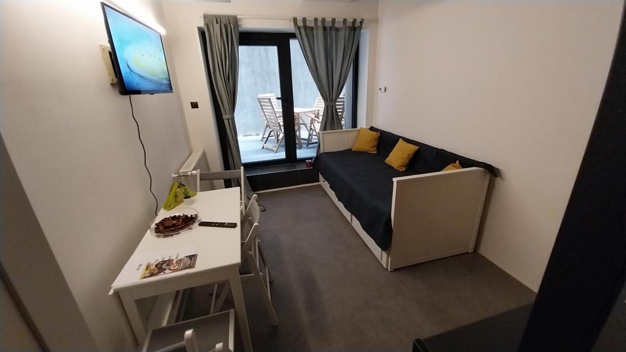 Peaceful Basement Apartment With Terrace & Free Gym ブダペスト エクステリア 写真