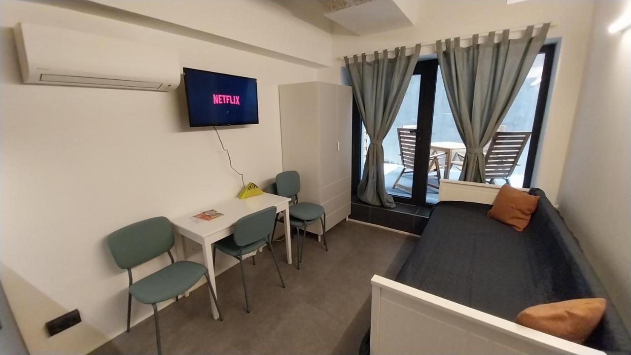 Peaceful Basement Apartment With Terrace & Free Gym ブダペスト エクステリア 写真