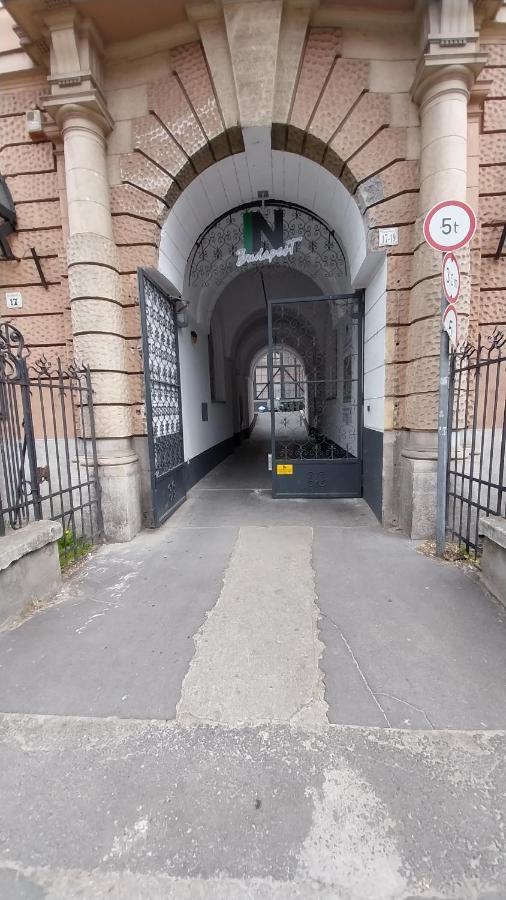 Peaceful Basement Apartment With Terrace & Free Gym ブダペスト エクステリア 写真