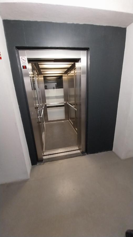 Peaceful Basement Apartment With Terrace & Free Gym ブダペスト エクステリア 写真