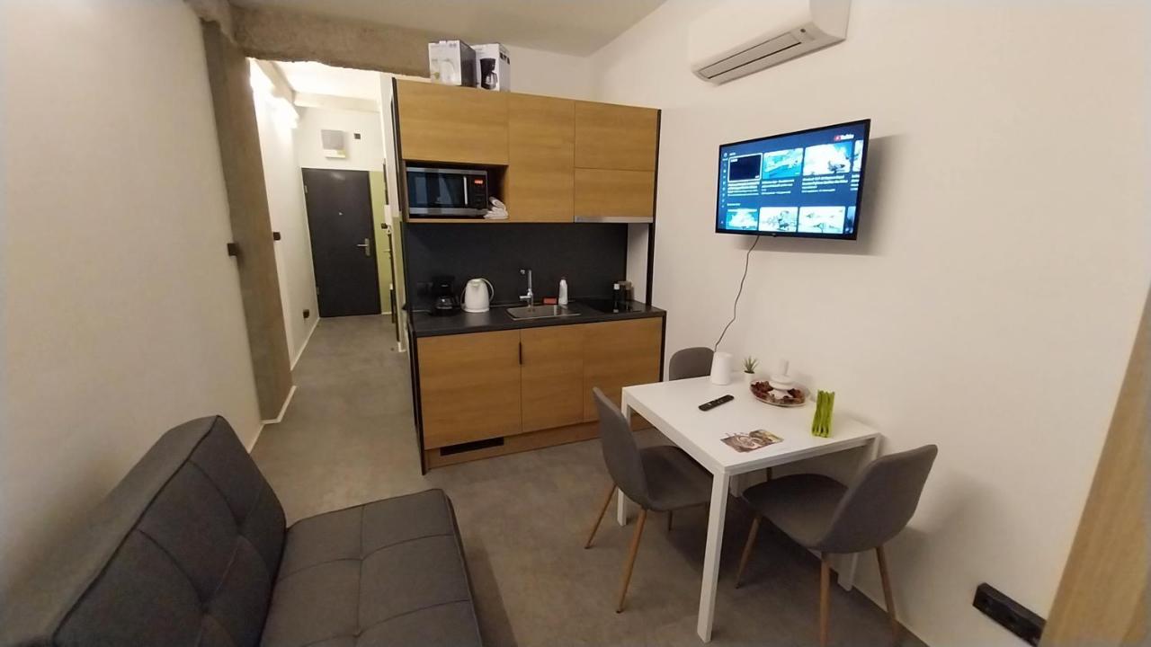 Peaceful Basement Apartment With Terrace & Free Gym ブダペスト エクステリア 写真