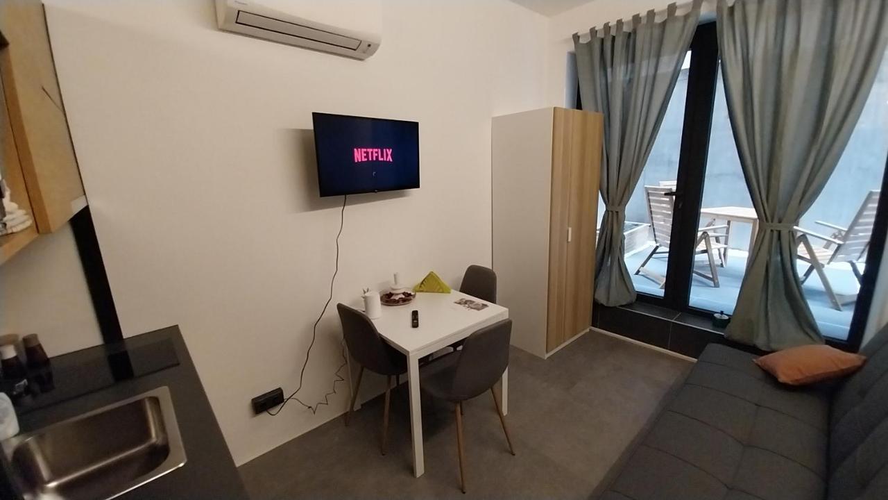 Peaceful Basement Apartment With Terrace & Free Gym ブダペスト エクステリア 写真