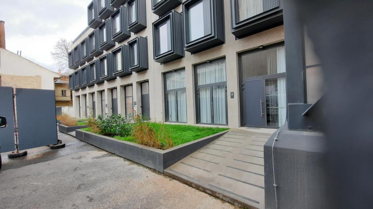 Peaceful Basement Apartment With Terrace & Free Gym ブダペスト エクステリア 写真