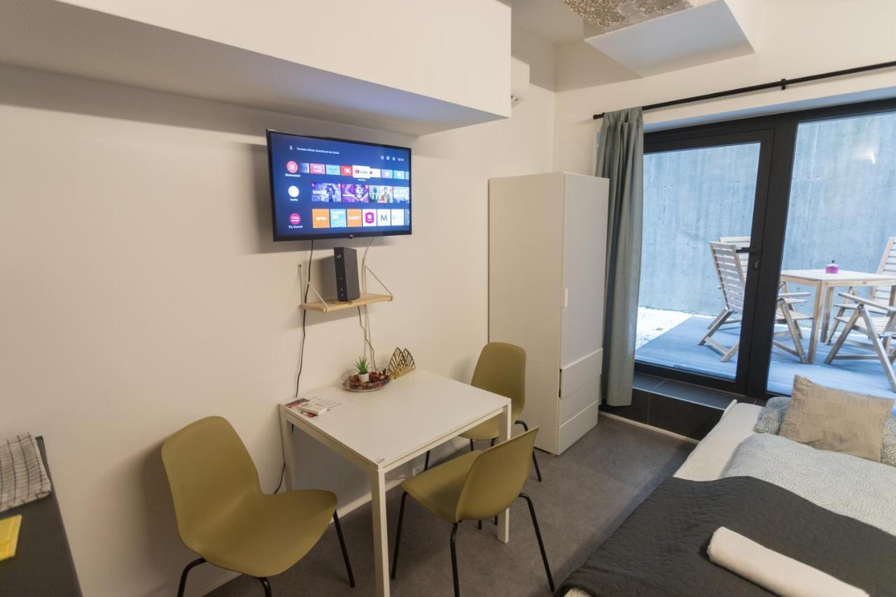 Peaceful Basement Apartment With Terrace & Free Gym ブダペスト エクステリア 写真