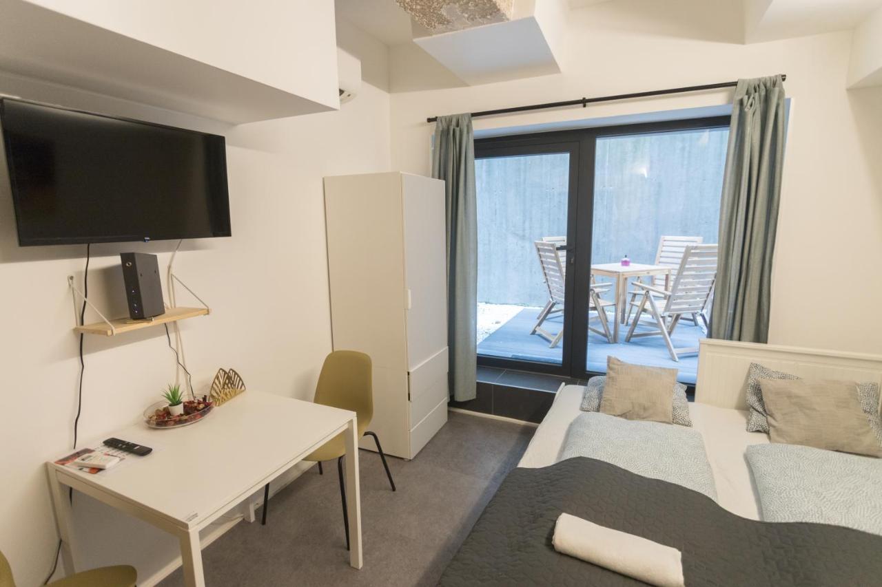 Peaceful Basement Apartment With Terrace & Free Gym ブダペスト エクステリア 写真