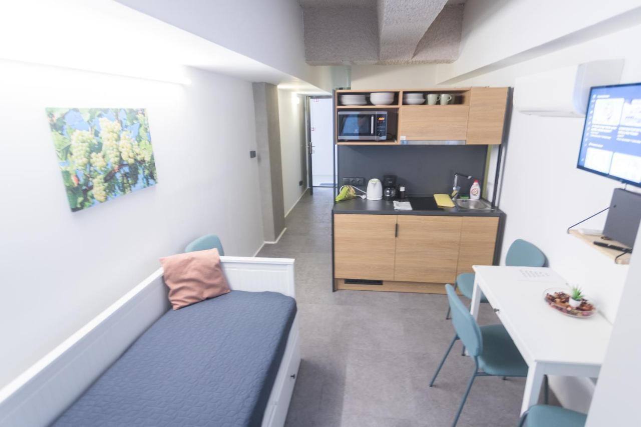 Peaceful Basement Apartment With Terrace & Free Gym ブダペスト エクステリア 写真