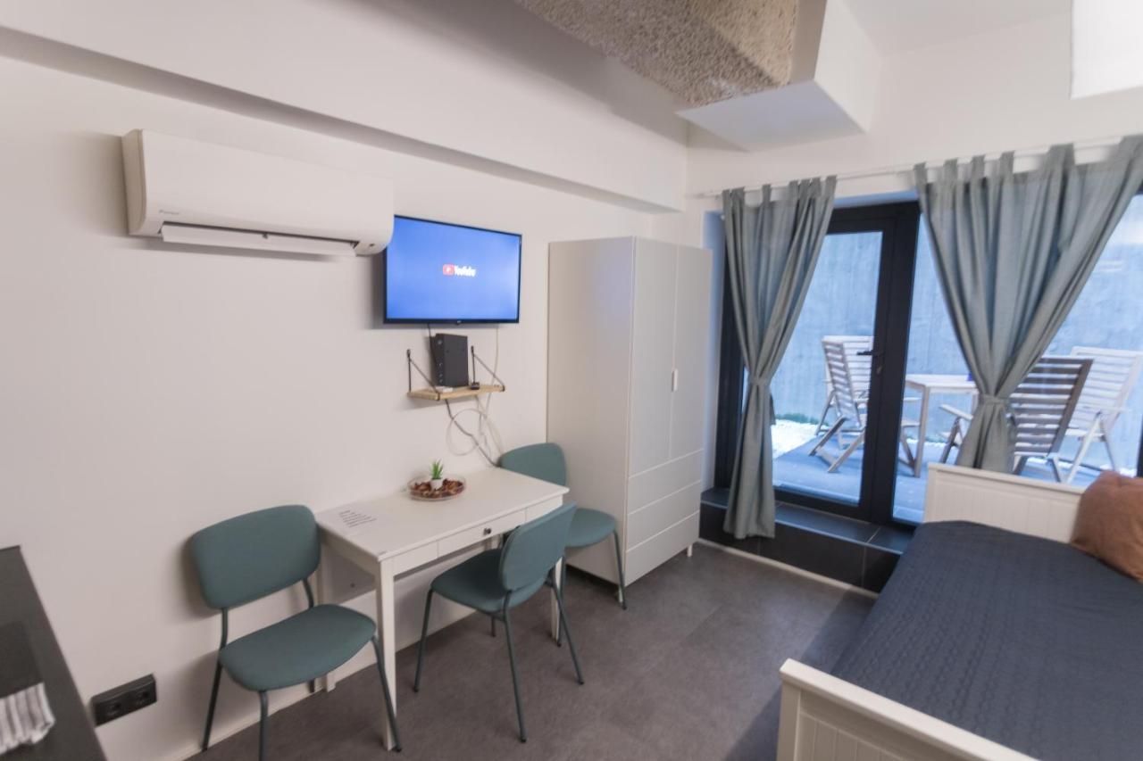 Peaceful Basement Apartment With Terrace & Free Gym ブダペスト エクステリア 写真